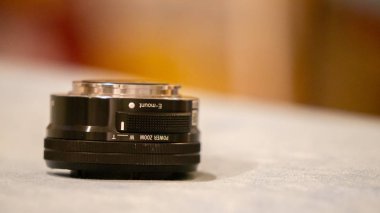 Bir aynasız DSLR (A5000 Alfa Serisi kit lens) için kullanılan Sony 16-50 mm E-mount lens makro fotoğrafını kapatın. Kamera gövdesinin dışında Müstakil.