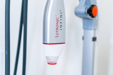 Lutronic Infini Rf iğne ucu olmadan makine el parçası microneedling. Cilt sıkılaştırma ve güzellik bakımları için kullanılır.