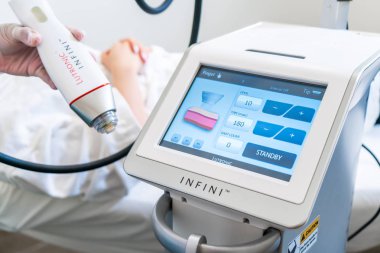 Lutronic Infini Rf makine ve iğne noktaları ile el, radyo frekansı ile mikroiğne için. Kaplıcalarda ve lazer kliniğinde cilt sıkılaştırıcı güzellik bakımları için kullanılır.