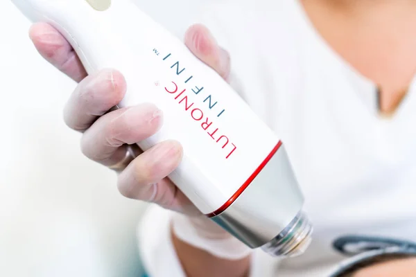 Güzellik Tutarak Infini Rf microneedling el parçası, Lutronic tarafından yapılan. Kaplıcalarda, salonlarda ve lazer kliniklerinde cilt sıkılaştırma ve kozmetik tedavilerde kullanılır.