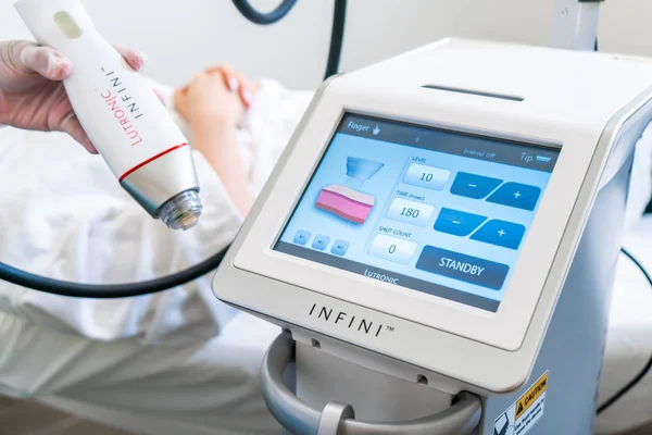 Lutronic Infini RF machine et pièce à main avec pointes d'aiguille, pour microneedling avec radiofréquence. Utilisé pour le resserrement de la peau des traitements de beauté dans les spas et clinique laser . — Photo