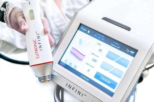 Lutronic Infini Rf makine ve iğne noktaları ile el, radyo frekansı ile mikroiğne için. Kaplıcalarda ve lazer kliniklerinde cilt sıkılaştırıcı güzellik bakımlarında kullanılır.