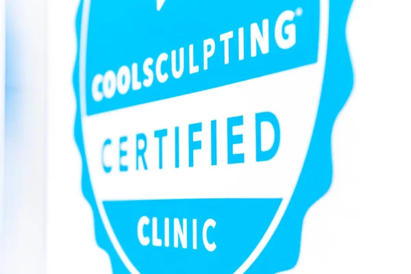 Coolsculpting sertifikalı rozet çıkartması cryolipolysis kozmetik yağ kaldırma sunan bir güzellik lazer kliniğinde görüntülenen.