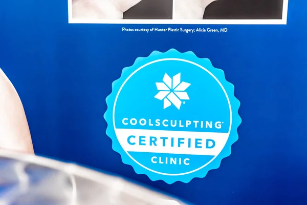 Coolsculpting Certified Badge dekal visas på en skönhets laser klinik som erbjuder cryolipolys kosmetisk fettborttagning. — Stockfoto