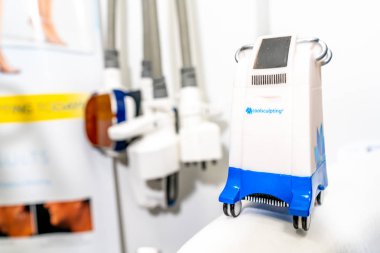 Minyatür Coolsculpting makine modeli bir medspa kliniğinde, yağ kaldırmak için cryolipolysis tedavisi için markalı bir odada bir hasta yatağında.