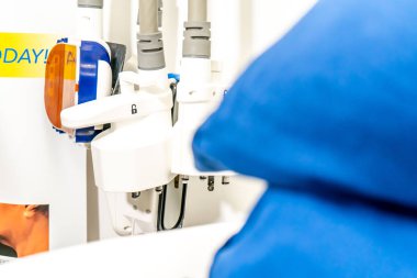 Mavi yastıklar ve yağ kaldırmak için cryolipolysis tedaviler için bir medspa markalı bir oda ile Coolsculpting yatak. Modern aplikatörler gösteriyor.