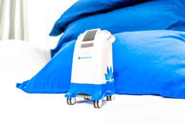 Minyatür Coolsculpting makine modeli bir medspa kliniğinde, yağ kaldırmak için cryolipolysis tedavisi için markalı bir odada bir hasta yatağında.