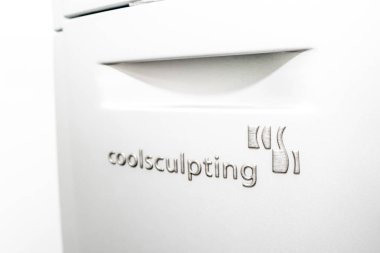 Beyaz içinde, makinenin alt kısmında logosu ile Coolsculpting makinesi.