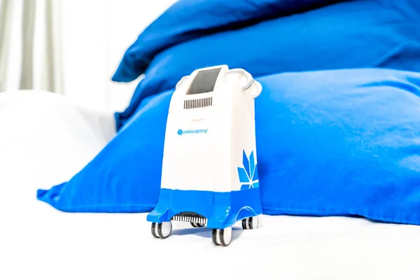 メドスパクリニックのミニチュアクールスカルプティングマシンモデル、脂肪を除去するための凍結多彩治療のためのブランドの部屋の患者ベッドで. — ストック写真