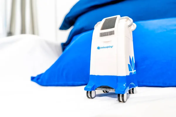 Minyatür Coolsculpting makine modeli bir medspa kliniğinde, yağ kaldırmak için cryolipolysis tedavisi için markalı bir odada bir hasta yatağında.