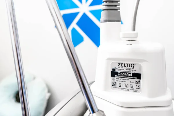 Zeltiq Coolsculpting Coolmini makine parçası, etiket gösteren, bir tıbbi spa güzellik merkezinde. Cryolipolysis için kullanılır.
