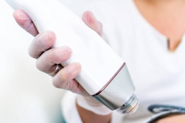 Güzellik radyo frekansı microneedling el parçası tutan. Kaplıcalarda, salonlarda ve lazer kliniklerinde cilt sıkılaştırma ve kozmetik tedavilerde kullanılır.