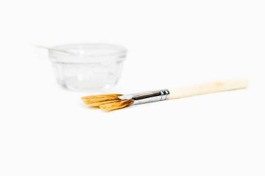 Bir kozmetolojist tarafından yüz spa tedavileri için kozmetik fırça ile kimyasal peeling (yüz kabuğu) sıvı madde. Genellikle cilt ve anti-aging tedaviler için asit formülleri kullanarak, jessner kabuğu adlı.