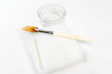 Bir kozmetolojist tarafından yüz spa tedavileri için kozmetik fırça ile kimyasal peeling (yüz kabuğu) sıvı madde. Genellikle cilt ve anti-aging tedaviler için asit formülleri kullanarak, jessner kabuğu adlı.