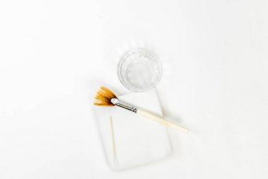 Bir kozmetolojist tarafından yüz spa tedavileri için kozmetik fırça ile kimyasal peeling (yüz kabuğu) sıvı madde. Genellikle cilt ve anti-aging tedaviler için asit formülleri kullanarak, jessner kabuğu adlı.