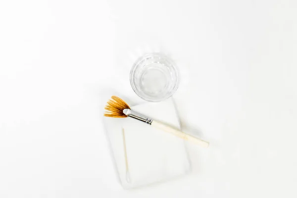 Bir kozmetolojist tarafından yüz spa tedavileri için kozmetik fırça ile kimyasal peeling (yüz kabuğu) sıvı madde. Genellikle cilt ve anti-aging tedaviler için asit formülleri kullanarak, jessner kabuğu adlı.