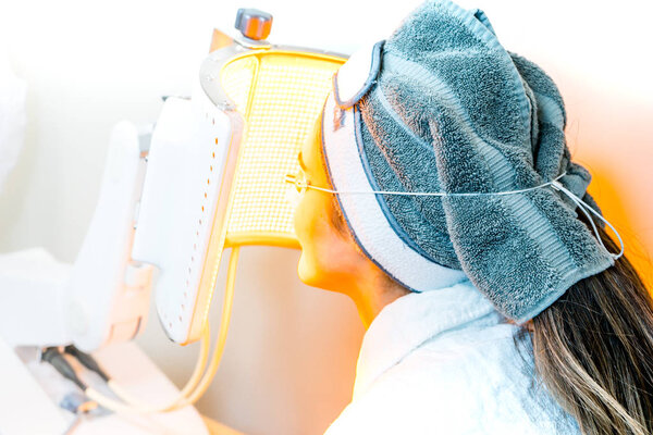 Пациент санатория красоты, проходящий светодиодную фотомодуляцию для облегченного лица, как антивозрастное лечение, и для лечения солнечных ожогов
.