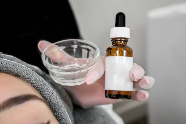 Gros plan de l'esthéticienne (cosmétologue) appliquant un traitement chimique de la peau sur le patient dans un spa de beauté, pour le rajeunissement de la peau, les soins de beauté du teint et de l'acné . — Photo