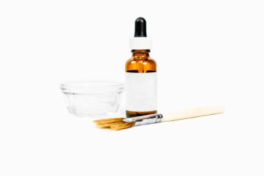 Kozmetik kimyasal peeling formülü için boş serum şişesi, tabak ve aplikatör makyaj fırçası, güzellik tedavileri için, beyaz boş etiketli. Metin için yer (kopyala).