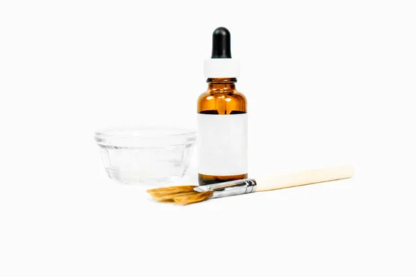 Kozmetik kimyasal peeling formülü için boş serum şişesi, tabak ve aplikatör makyaj fırçası, güzellik tedavileri için, beyaz boş etiketli. Metin için yer (kopyala).