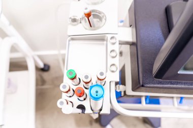 Surrey, Bc / Canada - 06 / 11 / 19: Yaşlanma önleyici veya sivilce tedavisi için bir güzellik merkezindeki Hidrakiyal yüz tedavi makinesinin yan tepsisi. Şişelerde cilt güçlendirici seçenekleri gösterir.