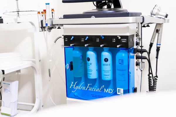 Surrey, BC / Canada - 06/11/19: HydraFacial face treatment machine in a beauty spa clinic for an exfoliation anti-aging or acne treatment. Shows bottles for skin cleansing and infusion. — Stock Photo, Image