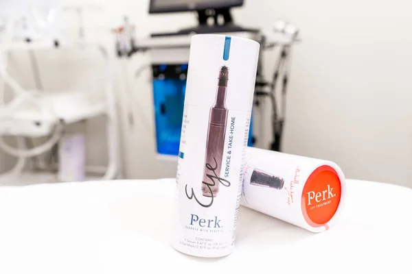 Surrey, BC / Canada - 06/11/19: HydraFacial Perk lip and eye treatment products, showing the facial machine in the background, at a beauty spa, used for exfoliation, anti-aging or acne treatments. — Stock Photo, Image