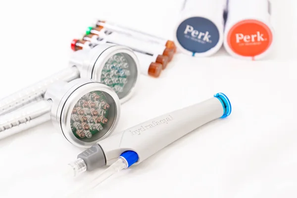 Surrey, Bc / Canada - 06 / 11 / 19: Perk ve Lip göz ürünleri, Led light terapileri ve cilt destekleyici seçenekleri de dahil olmak üzere hidrakiyal hidrodermabrüksiyon teçhizat ve malzeme.
