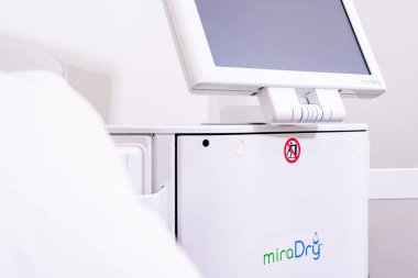 Surrey, Bc / Canada - 06 / 11 / 19: doktorun ofisinde miradry axillary hidrosis tedavi makinesi, mikrodalga teknolojisi dağıtmak, koltuk altı ter bezlerini ve derideki koku bezlerini azaltmak için.