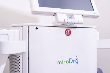 Surrey, Bc / Canada - 06 / 11 / 19: doktorun ofisinde miradry axillary hidrosis tedavi makinesi, mikrodalga teknolojisi dağıtmak, koltuk altı ter bezlerini ve derideki koku bezlerini azaltmak için.