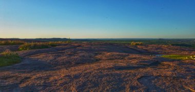 Bir kubbe kaya üzerinde yürüyüş yaparken Kayalar