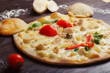 Yakın yukarı gülümseyen fare yüzü eritilmiş peynir, tavuk eti, kırmızı domates ve taze yeşil fesleğen ile çocuklar için Italyan pizza mantar, mozzarella ve kiraz ile süslenmiş kahverengi bir masada yaprakları. Emoji