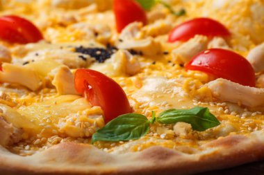 Mantar, mozzarella ve kiraz ile süslenmiş kahverengi bir masada erimiş mozzarella, kırmızı kiraz domates ve Yeşil fesleğen ile tavuk Italyan pizza yakın