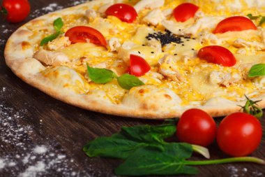 Mantar, mozzarella ve kiraz ile süslenmiş kahverengi bir masada erimiş mozzarella, sarı limon, kırmızı domates ve Yeşil fesleğen ile vejetaryen Italyan pizza yakın