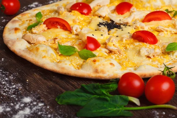 Cerca de pizza italiana vegetariana con mozzarella derretida, limón amarillo, tomates rojos y albahaca verde en una mesa marrón decorada con champiñones, mozzarella y cereza — Foto de Stock