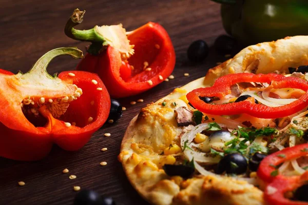 Setas vegetarianas Pizza italiana con queso derretido, pimiento rojo, maíz, cebolla, aceitunas negras y especias de hierbas frescas en una mesa marrón decorada con setas, aceitunas negras, pimiento verde rojo y rúcula — Foto de Stock