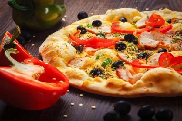 Setas vegetarianas Pizza italiana con queso derretido, pimiento rojo, maíz, cebolla, aceitunas negras y especias de hierbas frescas en una mesa marrón decorada con setas, aceitunas negras, pimiento verde rojo y rúcula — Foto de Stock