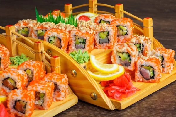 Vörös sushi sashimi szett, fából készült hídon, barna, fából készült asztalon. A dallam, garnéla, garnélarák, gyömbér, citrom Stock Kép