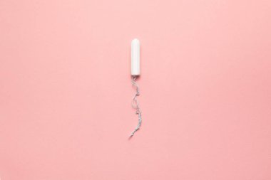Yumuşak pembe arka planda küçük boyutlu tampon ambalajsız. Modern kadın samimi jinekolojik hijyen. Eko sıfır atık kavramı. Metin için yer yeri kopyalayın. Düz yatma