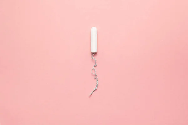 Kicsomagolva kis méretű tampon egy lágy rózsaszín háttér. Modern női intim nőgyógyászati higiénia. Eco Zero hulladék koncepció. Hely másolása a szöveghez. Lapos feküdt — Stock Fotó