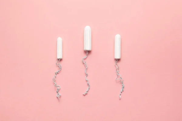 Uppackade olika storlekar tamponger på en mjuk rosa bakgrund. Modern kvinnlig intim gynekologisk hygien. Eco Zero avfall koncept. Kopiera plats för text. Flat Lay — Stockfoto