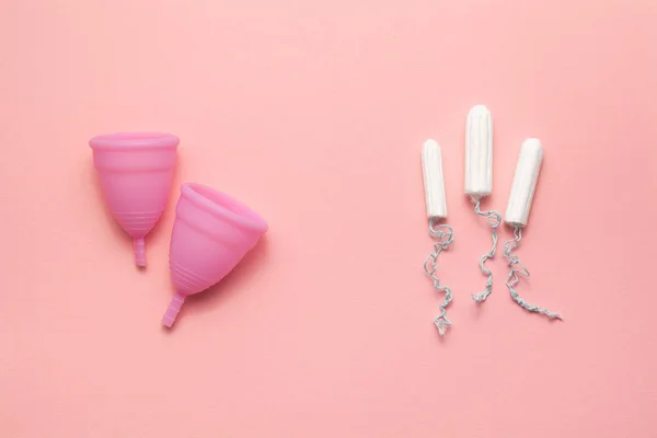 Copo menstrual de silicone reutilizável e comparação de tampões em um fundo rosa suave. Higiene ginecológica alternativa íntima feminina moderna. Conceito de resíduos Eco zero — Fotografia de Stock