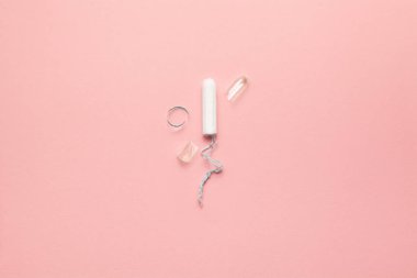 Yumuşak pembe arka planda tampon ambalajsız. Modern kadın samimi jinekolojik hijyen. Eko sıfır atık kavramı. Metin için yer yeri kopyalayın. Düz yatma