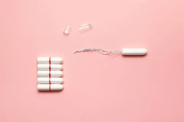 Uppackade tamponger på en mjuk rosa bakgrund. Modern kvinnlig intim gynekologisk hygien. Eco Zero avfall koncept. Kopiera plats för text. Flat Lay — Stockfoto