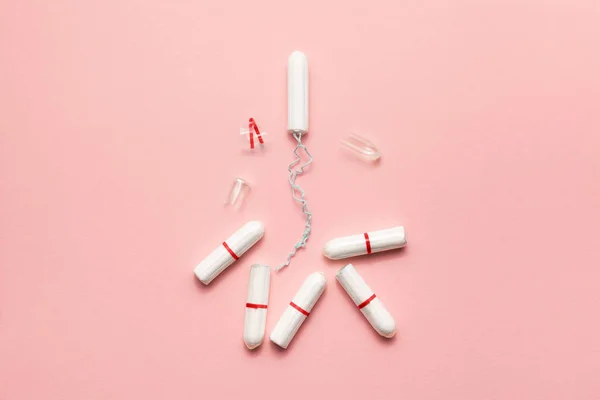 Uppackade tamponger på en mjuk rosa bakgrund. Modern kvinnlig intim gynekologisk hygien. Eco Zero avfall koncept. Kopiera plats för text. Flat Lay — Stockfoto