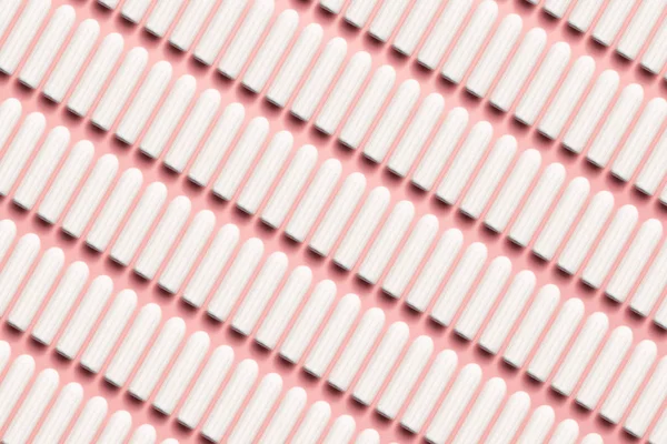 Yumuşak pembe arka planda ambalajsız tamponlar dikdörtgen. Modern kadın samimi jinekolojik hijyen. Eko sıfır atık kavramı. Metin için yer yeri kopyalayın. Düz yatma