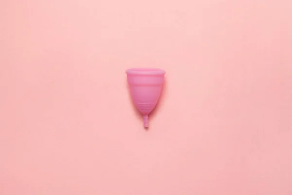 Copa menstrual de silicona reutilizable sobre un fondo rosa suave. Moderna mujer íntima alternativa de higiene ginecológica. Concepto de residuos Eco cero. Copie el espacio para el texto. Puesta plana —  Fotos de Stock