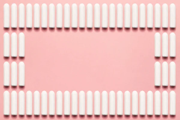 Uppackade tamponger rektangel på en mjuk rosa bakgrund. Modern kvinnlig intim gynekologisk hygien. Eco Zero avfall koncept. Kopiera plats för text. Flat Lay — Stockfoto