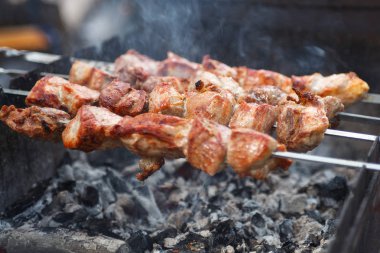 Açık ızgara, gıda Festivali, açık mutfak, şiş üzerinde kavurma, Yaz piknik, yiyecek-mahkeme seçici odak taze sıcak lezzetli BBQ Kebab ızgara yakın