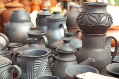 Ternopil, Ukrayna, 24-07-2019. Seçici odak. Koyu siyah seramik kil çömlek. Geleneksel çömlek fuarı. Ukrayna Karpat tencere